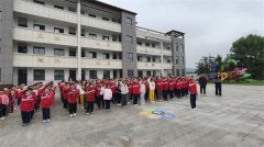 各班级以从题班会为载体